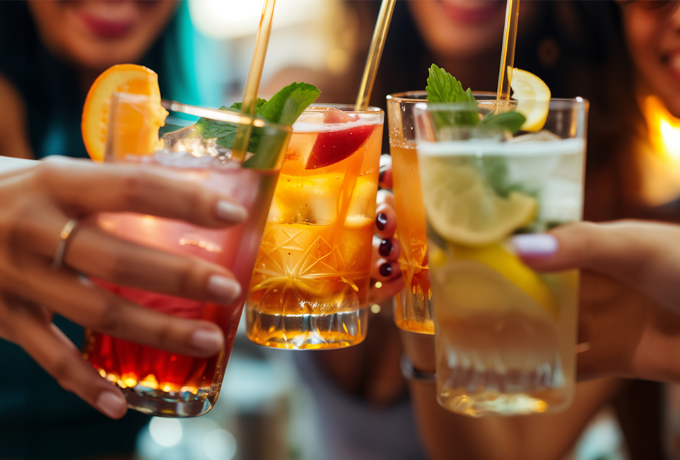 Frauen, die mit Cocktails in der Hand anstoßen